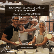 Groupe de stagiaires heureux produisant du fromage.