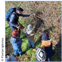 Un éducateur à l'environnement avec des enfants